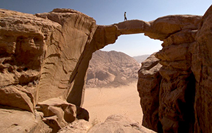 Felsenbrücke beim Jebel Burdha im Wadi Rum, Jordanien