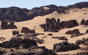 Sand und Felsen bei Djanet im Süden von Algerien