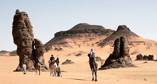 Wie Finger von Giganten ragen die Felstürme aus dem Sand, Akakus Nord, Fezzan, Libyen