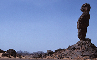 Diese Felsskulptur heisst Adad, der Finger. Jeder Tuareg aus dem Fezzan kennt ihn. Akakus-Massiv, Libyen
