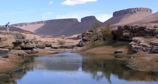 Das Flusstal des Oued Amhasser im Bergmassiv des Djebel Bani in Südmarokko