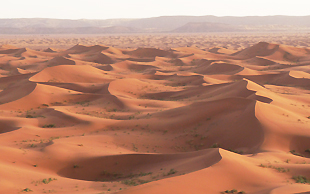 Die Dünen bei Chegaga sind die höchsten in Marokko, bis über 100 Meter türmt sich hier der Sand auf, Grand Sud