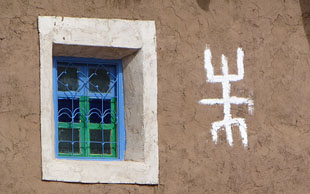 Fenster mit Buchstabe aus dem Tamazight Alphabet, Hoher Atlas, Marokko