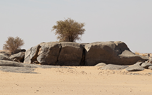 Von Wind und Wetter rund geschliffene Granitblöcke, Bayuda, Sudan