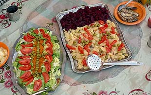 Mittags werden Sie mit leckeren frischen Salaten verwöhnt, Tassili N'Ajjer, Algerien