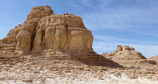 Der helle Sandstein der White Mountains hebt sich vom blauen Himmel ab, Sinai